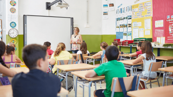 Teacher using a Lightspeed Flexmike while leading their class
